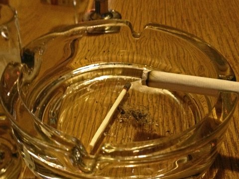 吸わない妻からタバコの臭いが（イメージ）